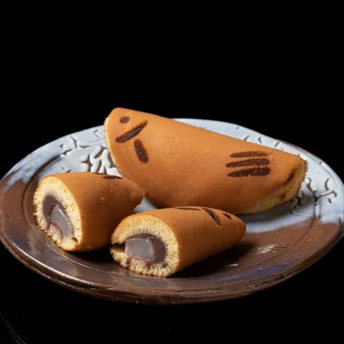 通販で大人気の和菓子　若あゆ　1個　やわらかいもちと　上品な甘さのこしあん入り